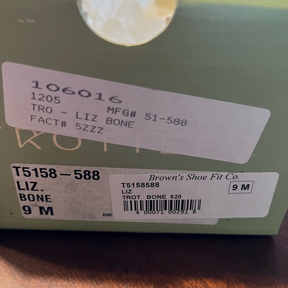 Trotters bone colored woven flat loafers, size 9 - Picture 6 of 7